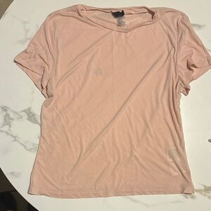 H&M Blush Pink top Sleeve Top is XL but is lm medium and it is perfect for me